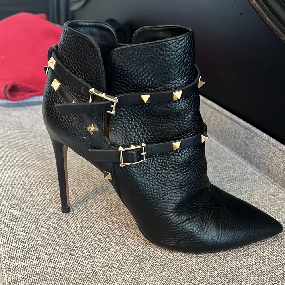 Valentino Garavani Rockstud Leather Pointy Booties Black
